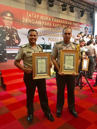 Kabaharkam Polri Beri Penghargaan 2 Bhabinkamtibmas Polresta Pekanbaru